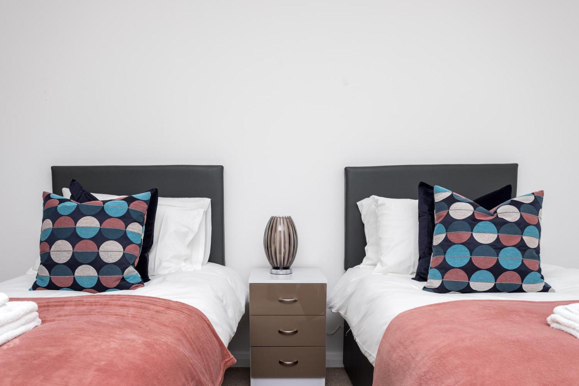 Flat 7- Spacious Studio Flat In The Heart Of Crawley Exterior foto